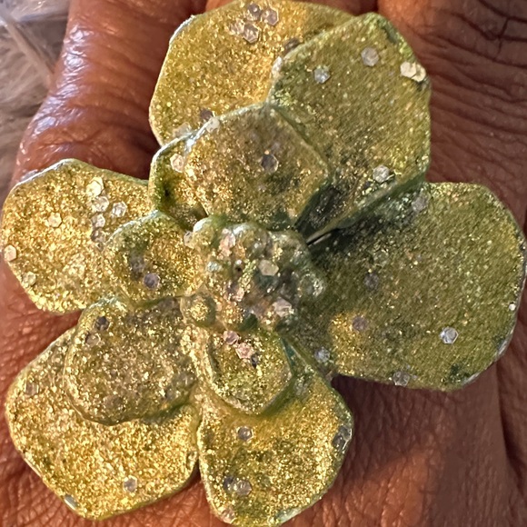 Chic Green Floral Statement Ring - Picture 4 of 17